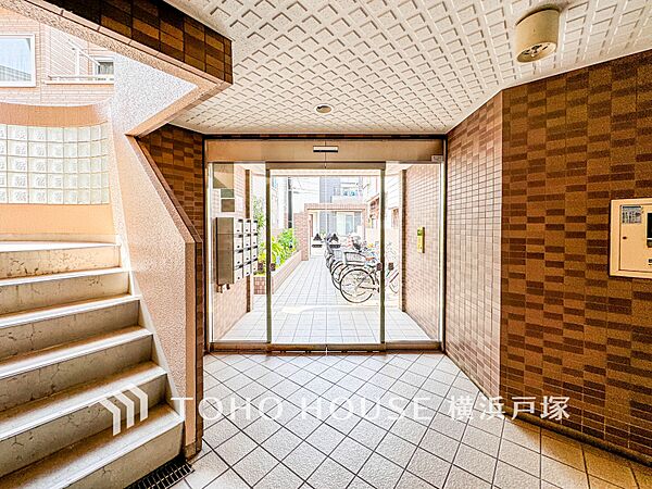 【Entrance】エントランスは毎日の行き帰りで使う大事な空間です。明るい基調で華やかなデザインを採用。