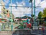 周辺：慶応の丘と緑の青松に囲まれた幼稚園。体操、英語、美術、バレエ・フラダンスの課外教室も行われています
