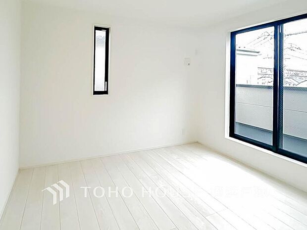 【Room】穏やかな風と陽光を導き、プライバシーに配慮された設計プランを採用し、居住性を一段と心地よいものにしています。明るく開放的な空間を演出しております。