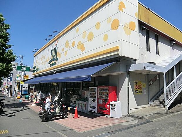1階が食品フロア、2階に100円ショップ(ワッツウィズ)が併設されており、食料品から日用品まで一気に揃うのが魅力です。