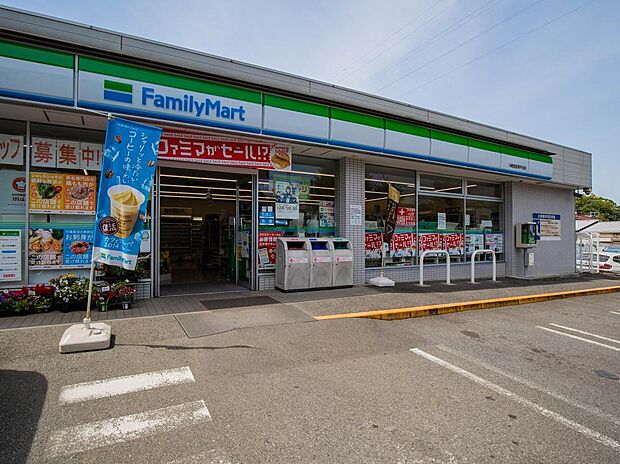 飲食料品や生活雑貨を取り揃え、周辺住民や通勤・通学者に便利なサービスを提供しています。ATMや宅配便受付などもあり、地域の暮らしをサポートしています。