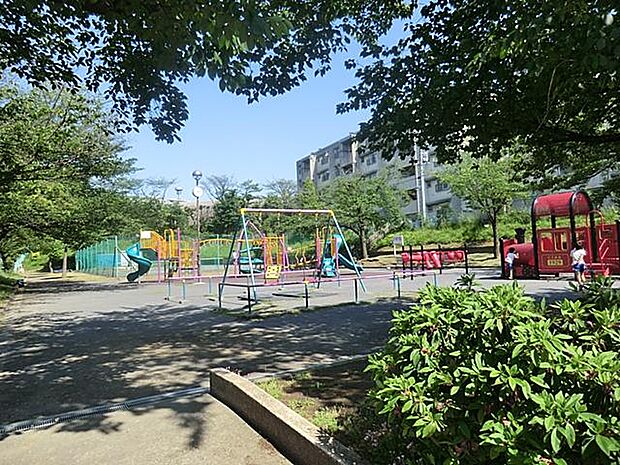 ふわふわのマットが敷かれた広場にある遊具は、小さい子も喜びそうな、真っ赤な機関車の形をした遊具や、その奥にも、小さな子でも危なくなさそうな低い滑り台があります。