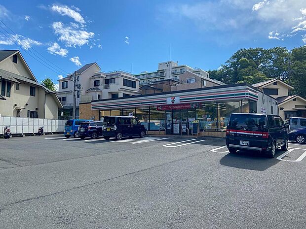 日常の買い物から急な必要品まで、いつでも対応する便利さを提供するコンビニ。お弁当やお惣菜、パンなどをはじめ、生活用品、お酒、たばこなども取り揃えています。