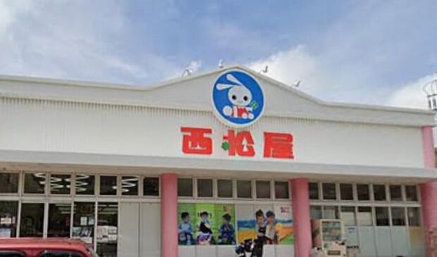 日々の成長を祝福する、家族のためのクリーンなクローゼット。広々としたフロアには、健やかな毎日を支えるアイデアが詰まっており、選ぶ楽しさと安心感を同時に届けてくれます。