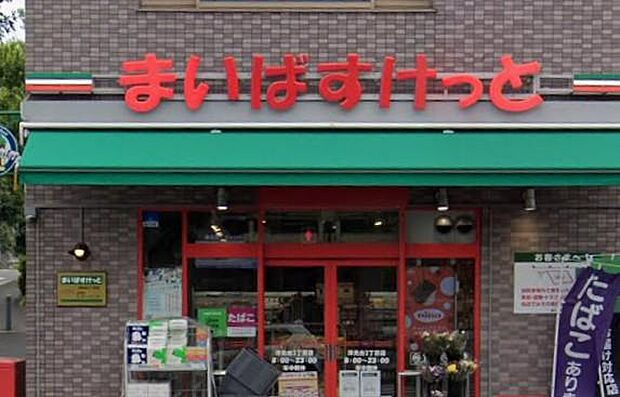 駅近の利便性を象徴する、クリーンで機能的なライフライン。整然と並ぶ新鮮なアイテムが、都市をアクティブに駆け抜ける人々の日常を、スマートかつエレガントに支えます。