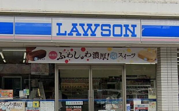 ホスピタリティ溢れる、街のスタイリッシュな止まり木。こだわりのスイーツや淹れたての香りが、移動の合間や仕事帰りに、心ほぐれる小さな贅沢をプレゼントしてくれます。