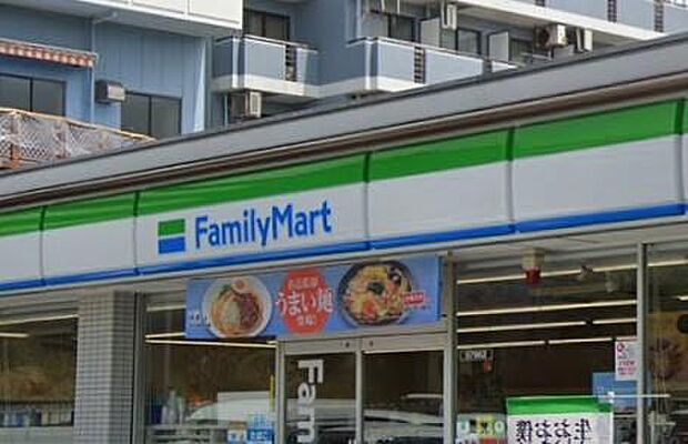 オープンで清々しい空気が流れる、街のモダン・ハブ。最新のトレンドが詰まった棚を眺めるひとときが、日常の何気ない時間をちょっとした愉しみに変えてくれるスポットです。