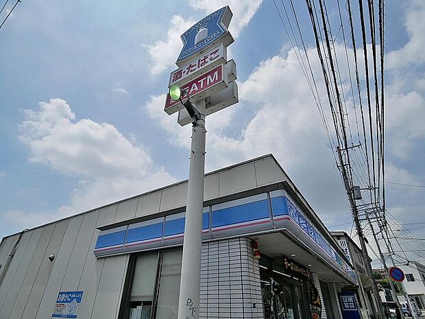 日常の買い物から急な必要品まで、いつでも対応する便利さを提供するコンビニ。お弁当やお惣菜、パンなどをはじめ、生活用品、お酒、たばこなども取り揃えています。