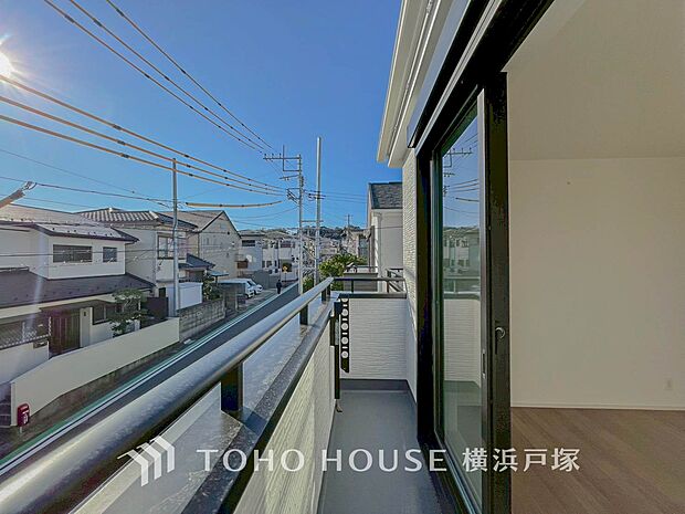 「Balcony」気持ちのいい空が見渡せる広いバルコニー。爽やかな風を感じて、心躍る素敵な暮らしがはじまります。(A)