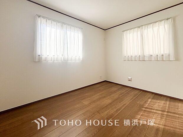 「Room」穏やかな風と陽光を導き、プライバシーに配慮された設計プランを採用し、居住性を一段と心地よいものにしています。明るく開放的な空間を演出しております。(A)