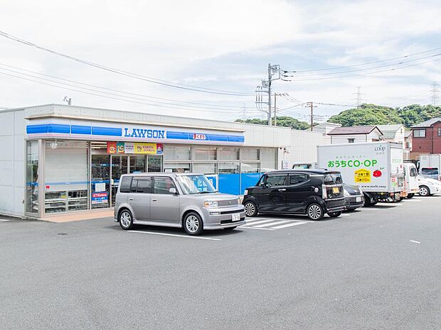 日常の買い物から急な必要品まで、いつでも対応する便利さを提供するコンビニ。お弁当やお惣菜、パンなどをはじめ、生活用品、お酒、たばこなども取り揃えています。