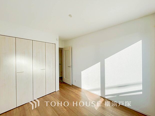 「Room」大きな窓からたっぷりと陽光が注がれる明るい空間。家族の成長に対応できる永住仕様の間取り。時を忘れて過ごす場所として過ごせるお部屋。(A)