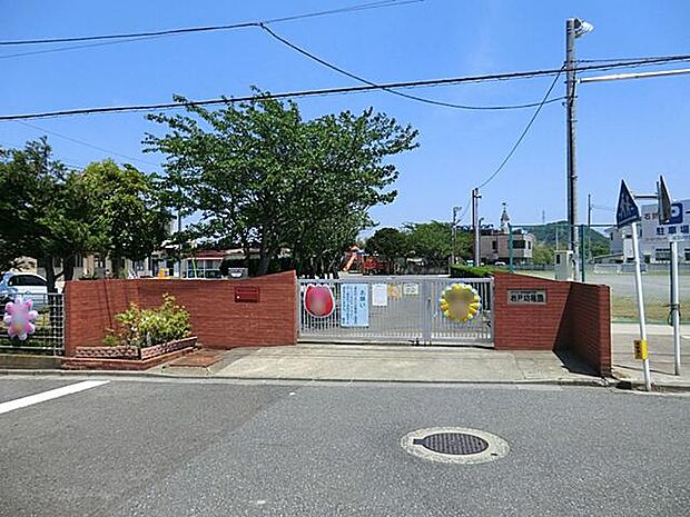 豊かな自然環境を活かした「のびのびとした教育」が特徴の幼稚園です。広い園庭や裏山での遊びを通じて、子供たちの健康な体と豊かな感性を育むことに力を入れています。