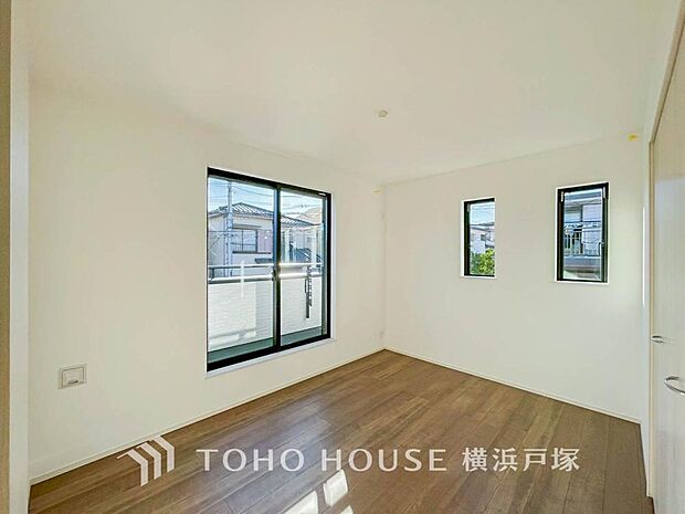 「Room」大きな窓からたっぷりと陽光が注がれる明るい空間。家族の成長に対応できる永住仕様の間取り。時を忘れて過ごす場所として過ごせるお部屋。(A)