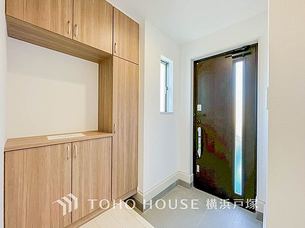 【Entrance】居住者の帰り、訪れる方を優しく迎え、やすらぎに満ちた生活空間を予感させる。健やかな暮らしを楽しめそう。