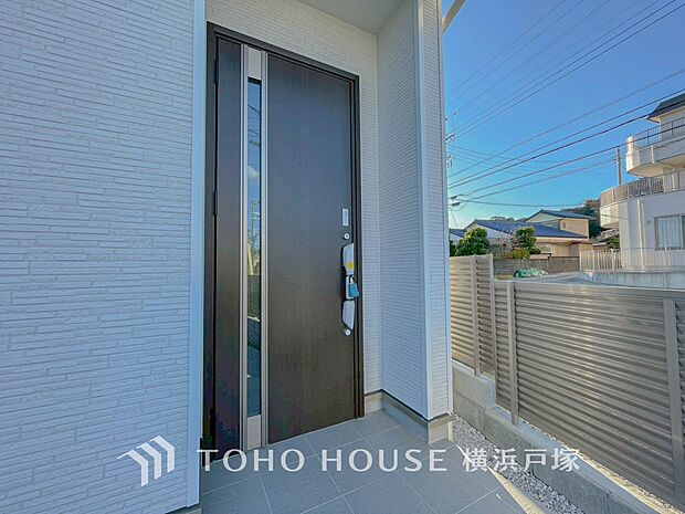 【Entrance】清潔感が溢れ、訪れる者すべてを「安らぎ」と「充実」で包み込みます。