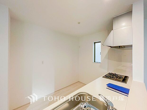 【Kitchen】ご家族みんなで調理ができる位のスペースを実現したキッチン空間となっております。みんなで作った料理を召し上がりながらの会話は、どのような物になるのでしょうか。