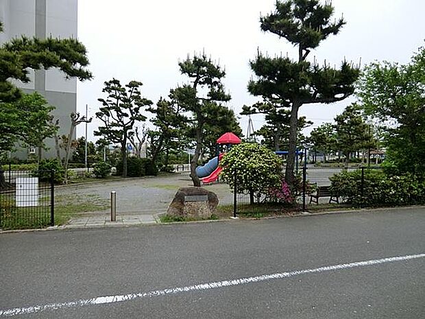 海に面した開放的な空間で富士山を望む美しい景色が魅力。散策や夕日鑑賞に適しています。幼児向けの複合遊具や広場があり市民の憩いの場として親しまれています。