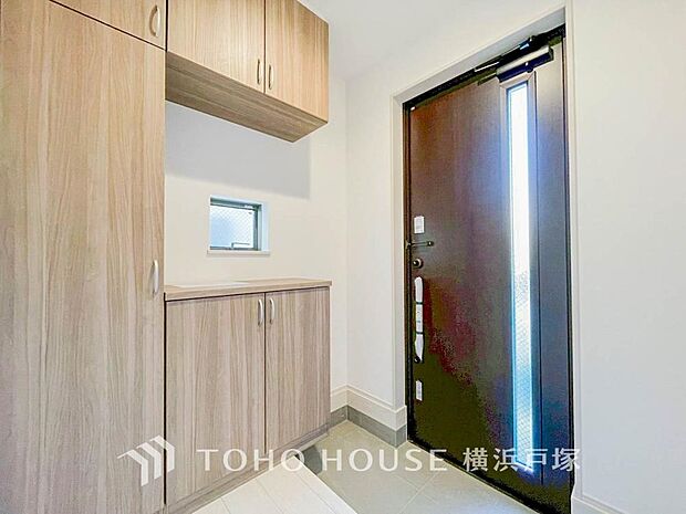 【Entrance】居住者の帰り、訪れる方を優しく迎え、やすらぎに満ちた生活空間を予感させる。健やかな暮らしを楽しめそう。