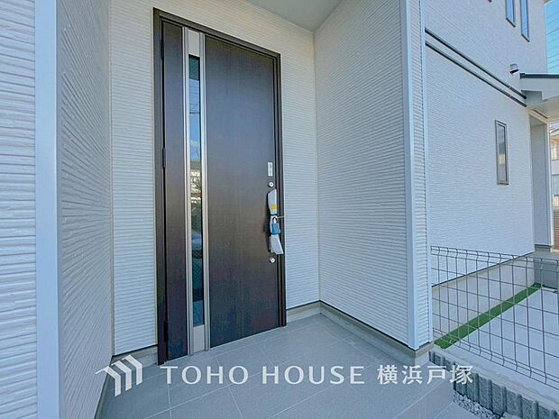 【Entrance】清潔感が溢れ、訪れる者すべてを「安らぎ」と「充実」で包み込みます。