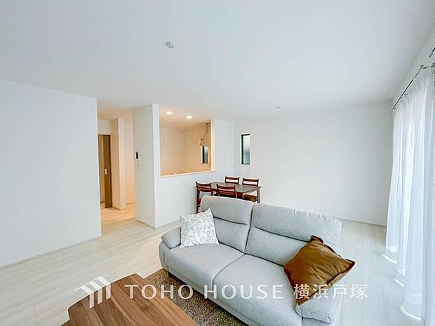 【Living room】一日の中で多くの時間を過すことになる住まいだからこそ、いつも穏やかな空間であるように心掛けています。構成する建材などへの配慮が、住まう方の健康を守ります。