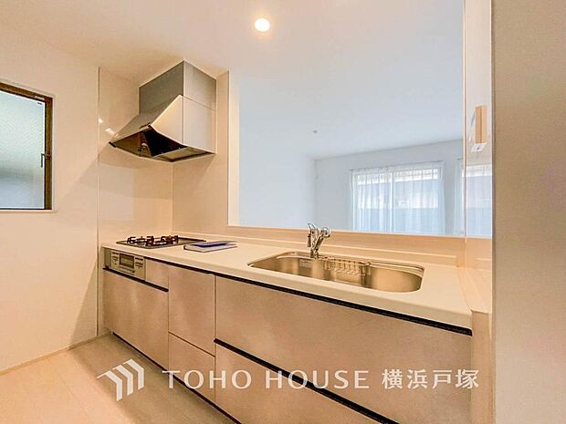 【Kitchen】家事動線やリビングとのつながりに配慮し、食事の準備や片付けなどの家事を楽しくするキッチンスペースに仕上げました。毎日使う場所だから気持よく使えて、居心地の良い空間に。