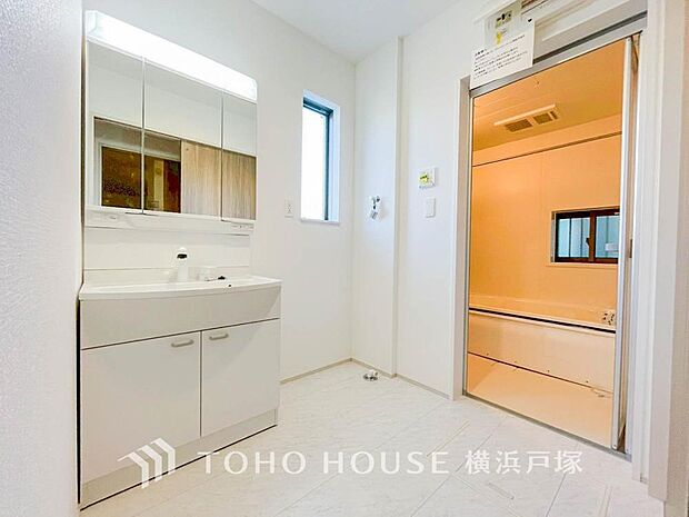 【Powder room】脱衣スペースを含む空間はゆとりの広さを設け、また洗面化粧台にも収納スペースを設ける事により、散らかりやすい洗面スペースをスッキリ保てます。