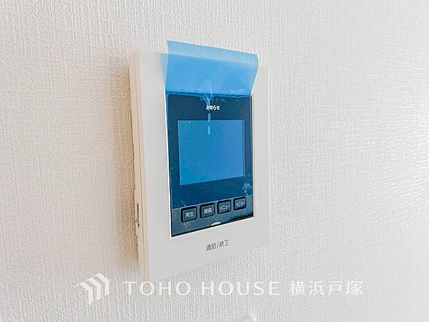 【TVモニタ付きインターホン】訪問者を玄関まで行かずに確認できます。嫌な訪問者と直接接触しないためトラブルを避けられます。