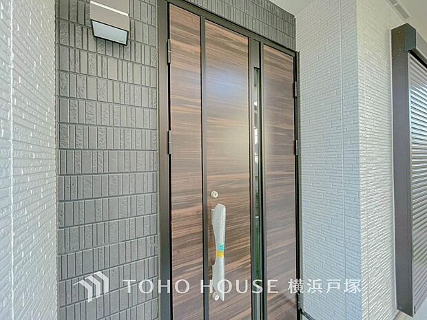 【Entrance】居住者の帰り、訪れる方を優しく迎え、やすらぎに満ちた生活空間を予感させる。健やかな暮らしを楽しめそう。