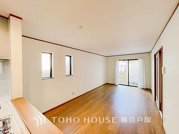 「Living room」ここにはみんなが集い、食事と楽しい会話が始まる。話に夢中になりすぎて、ついつい時を忘れてしまう。そんな束の間の幸せを感じさせてくれる場所。