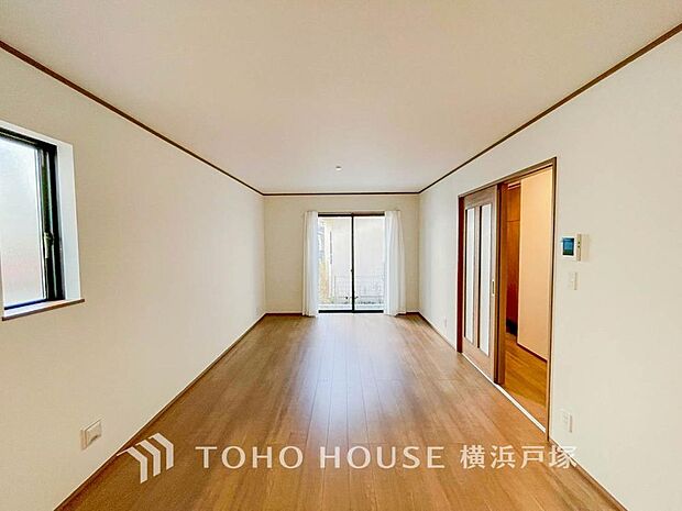 「Living room」家族みんなが爽やかに健やかに過ごせるように、溢れる光をたっぷり取り込んだリビングダイニング。集いの場、憩いの場としての快適性を求めたやすらぎの空間です。