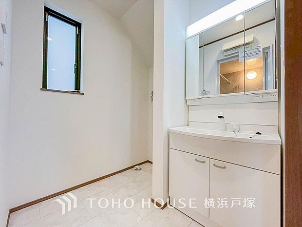「Powder room」平日の朝であっても、落ち着きとくつろぎを感じられる。歯磨き粉が行方不明になるようなごちゃごちゃ感も解消。コーディネートされた空間で気持ちよく身だしなみを整えられます。