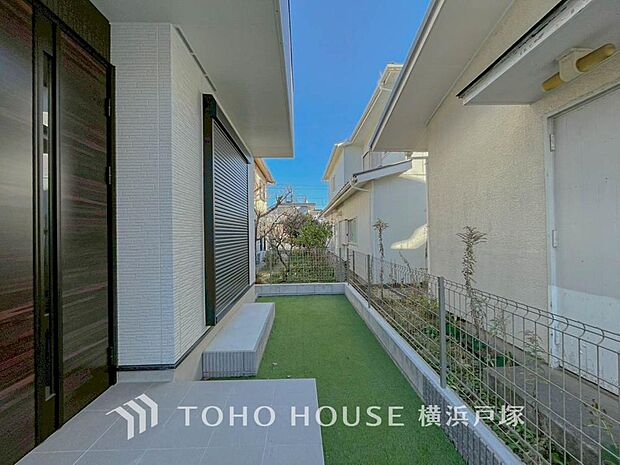 【Garden】毎日の暮らしの中に癒しを与えてくれるお庭スペース。小さなお子様の遊び場にもちょうど良い空間です。ガーデニングで色とりどりの草花を綺麗に飾ればより一層華やかな空間になります。