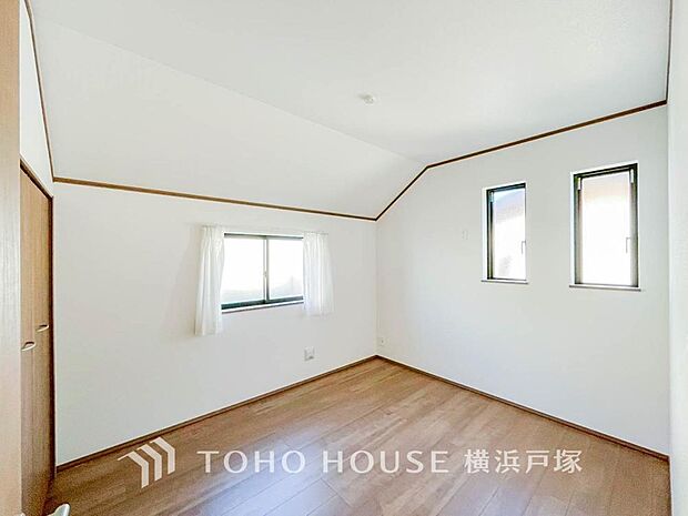 「Room」採光もアクセントの一つとして。プライベートルームにはやさしい光が射し込んでいて、この明るい好みの空間で読書をしたり、音楽を聞いたりと一人の時間も充実したものにできます。