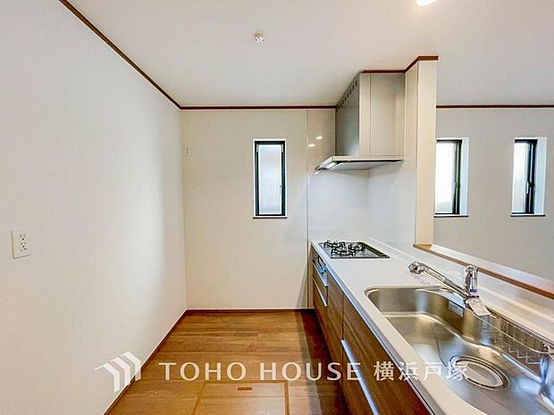 「Kitchen」ご家族みんなで調理ができる位のスペースを実現したキッチン空間となっております。みんなで作った料理を召し上がりながらの会話は、どのような物になるのでしょうか。