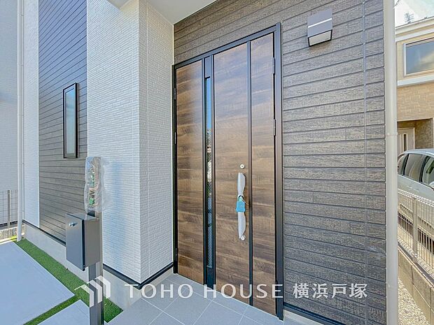 【Entrance】清潔感溢れる玄関がお出迎えする本邸宅の物語は、ここから始まる日常を期待させます。この場所には「希望」と「優越」で包み込んでくれる「特別」な空間があります。