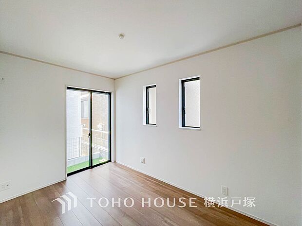 【Room】大きな窓からたっぷりと陽光が注がれる明るい空間。家族の成長に対応できる永住仕様の間取り。時を忘れて過ごす場所として過ごせるお部屋。