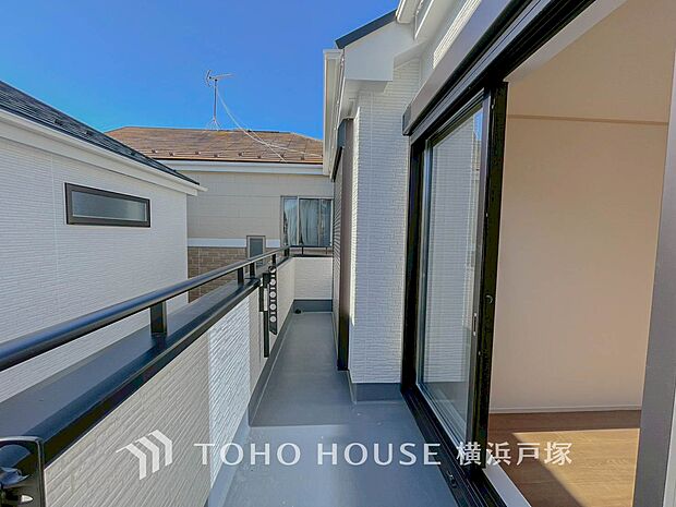 【Balcony】広いバルコニーは、暮らしの中での光と風を演出してくれています。見事なまでの開放的な空間をお楽しみください。