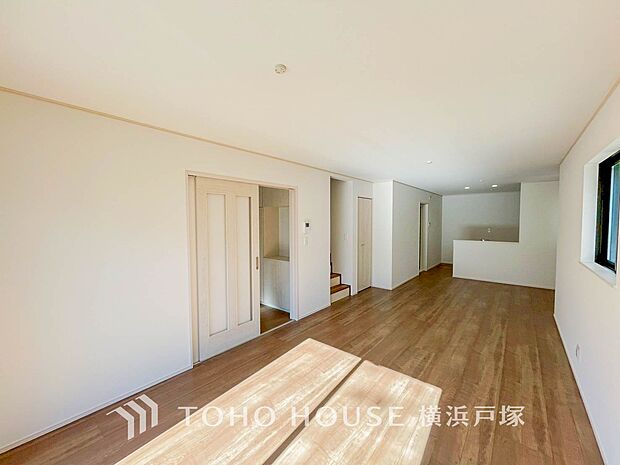 【Living room】くつろぎと交流の中心、広がる空間。温もりと光に包まれたリビングで、家族の絆が深まる毎日を。