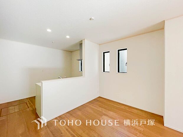 【Living room】家族が集い、笑顔があふれる空間。明るく広々としたリビングで、日常に贅沢なひとときを。