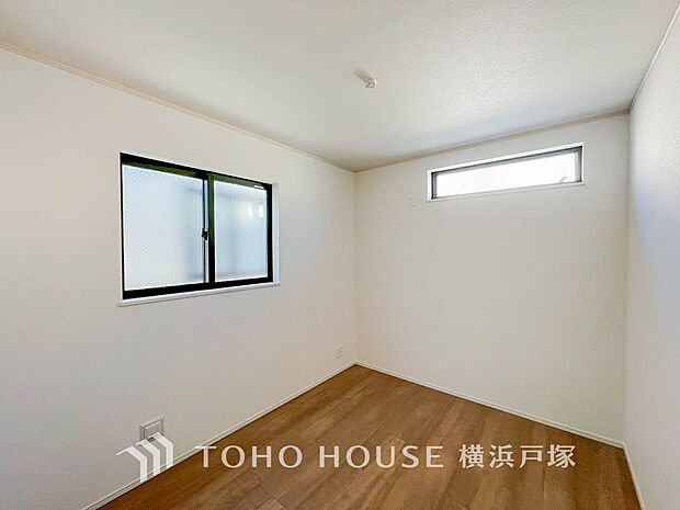 【Storeroom】家屋内に設けられた収納スペースで、衣類や日用品、季節物の整理整頓に利用される部屋です。隠れた収納場所として、生活空間をすっきりと保つ役割を果たします。