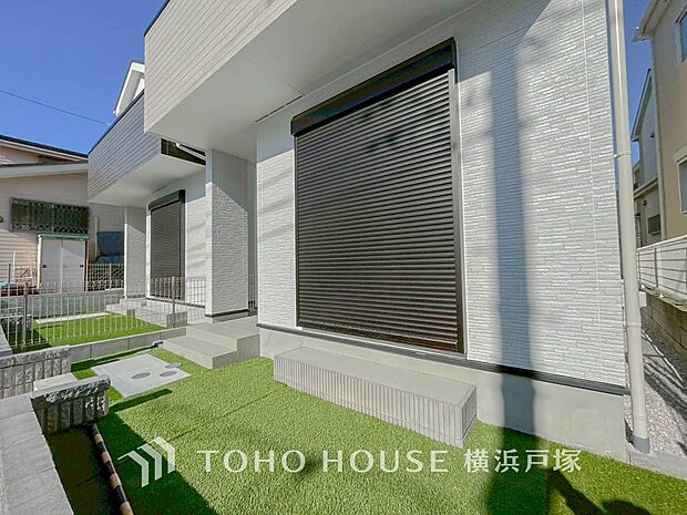 【Garden】毎日の暮らしの中に癒しを与えてくれるお庭スペース。小さなお子様の遊び場にもちょうど良い空間です。ガーデニングで色とりどりの草花を綺麗に飾ればより一層華やかな空間になります。