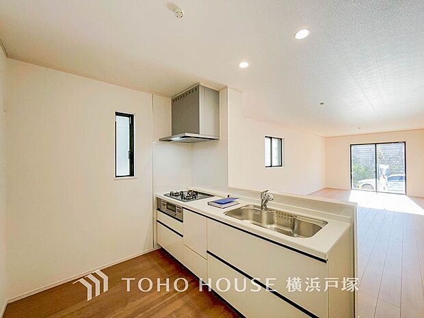 【Kitchen】手元の収納から、足元の収納までが全てスライド式で、奥のスペースまで有効に活用できます。奥まで上から見渡せるので、たまにしか使わない調理器具もサッと取出せます。