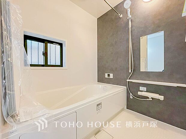 【Bathroom】快適な使い心地とゆとりある空間が1日の疲れを解きほぐすバスルーム。空間も浴槽もゆったりのびのび使えるゆとり設計。広く感じるゆとり設計で快適なリラックスタイムを過ごせます。