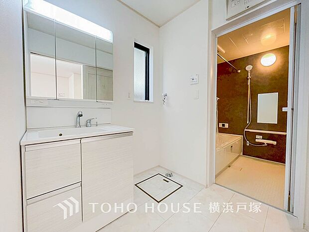 【Powder room】脱衣スペースを含む空間はゆとりの広さを設け、また洗面化粧台にも収納スペースを設ける事により、散らかりやすい洗面スペースをスッキリ保てます。