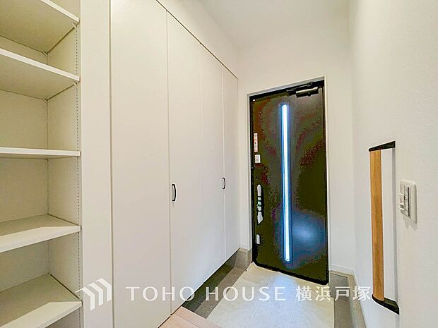 【Entrance】清潔感溢れる玄関がお出迎えする本邸宅の物語は、ここから始まる日常を期待させます。この場所には「希望」と「優越」で包み込んでくれる「特別」な空間があります。