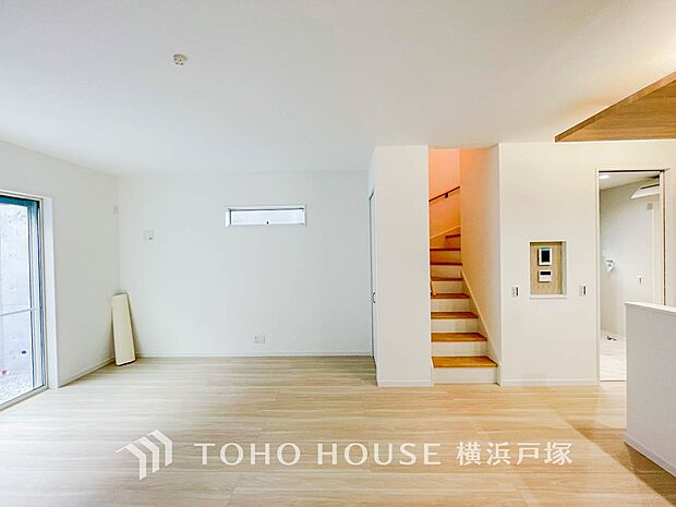 【Living room】家族みんなが爽やかに健やかに過ごせるように、溢れる光をたっぷり取り込んだリビングダイニング。集いの場、憩いの場としての快適性を求めたやすらぎの空間です。