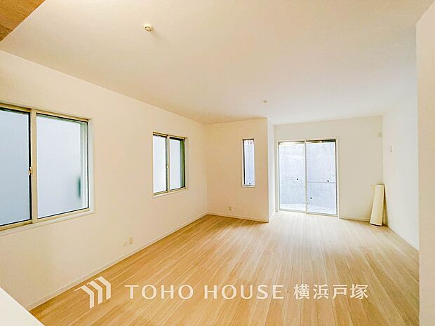 【Living room】柔らかな色合いのフローリングと清潔感の溢れるクロスが明るい空間を創り出しているリビングダイニング。憩いの場に相応しく、ここで楽しむ家族の時間が絆をより深めてくれそうです。