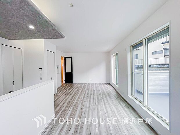 【Living room】家族みんなが爽やかに健やかに過ごせるように、溢れる光をたっぷり取り込んだリビングダイニング。集いの場、憩いの場としての快適性を求めたやすらぎの空間です。