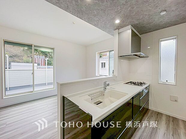 【Kitchen】ご家族みんなで調理ができる位のスペースを実現したキッチン空間となっております。みんなで作った料理を召し上がりながらの会話は、どのような物になるのでしょうか。